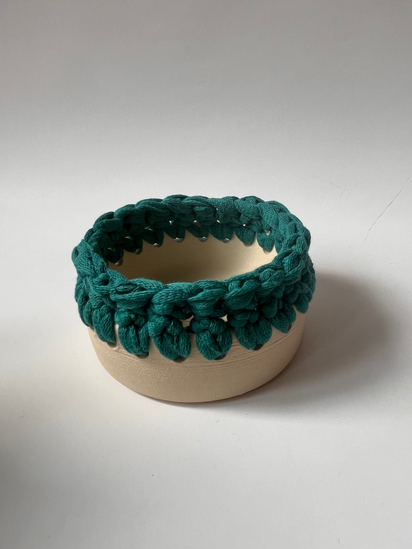 Plat en grès crème avec bordure crochetée bleu paon ø10cm