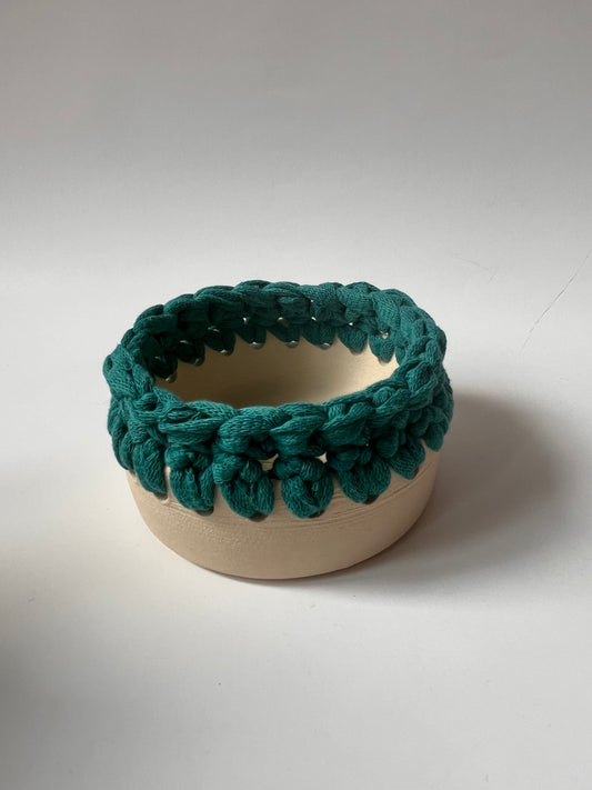 Plat en grès crème avec bordure crochetée bleu paon ø10cm