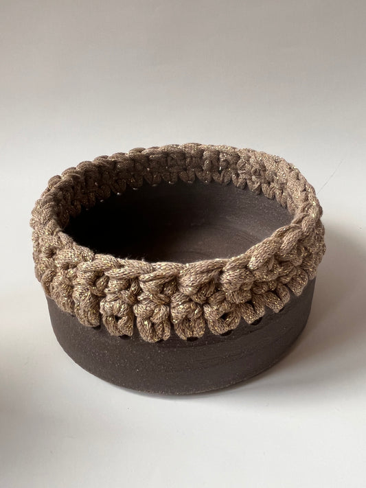 Plat en grès noir avec bordure crochetée camel/fil lurex or ø15,5cm