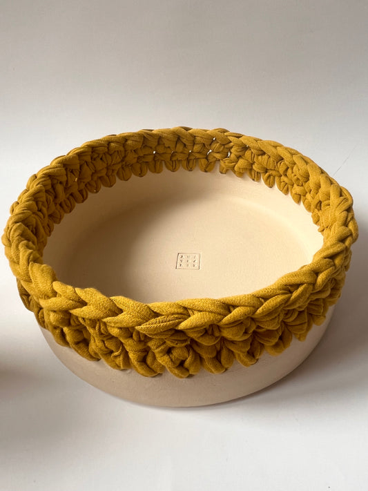 Plat en grès blanc avec bordure crochetée moutarde ø19cm