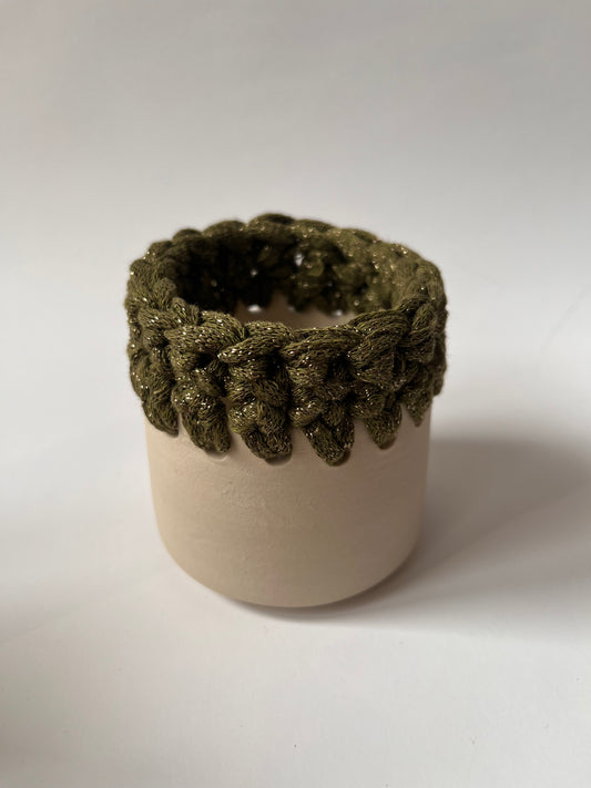 Plat en grès blanc avec bordure crochetée kaki/fil lurex or ø8,5cm