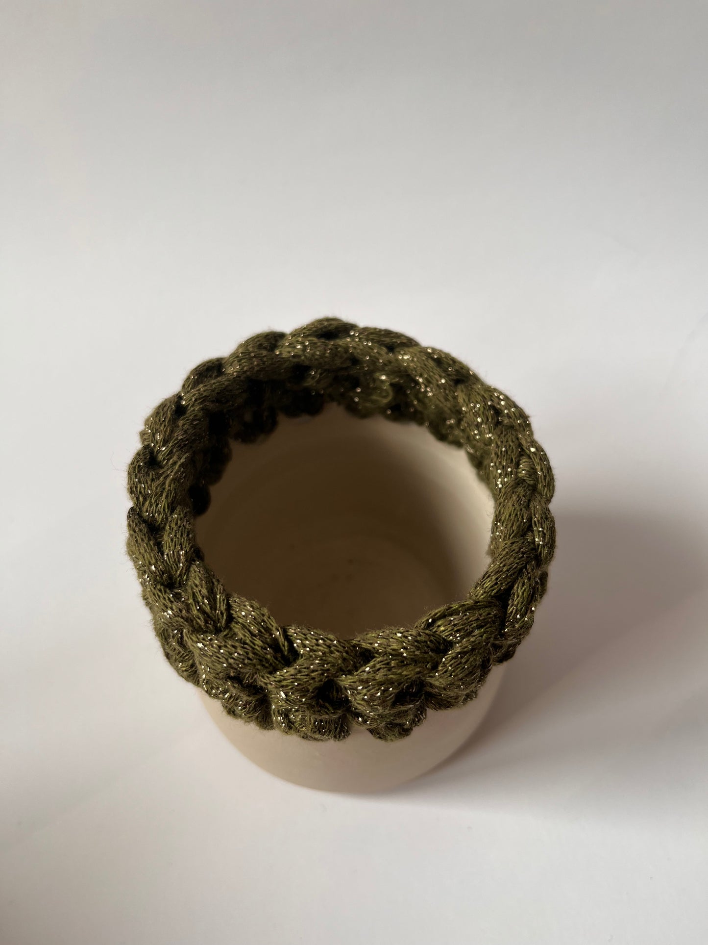 Plat en grès blanc avec bordure crochetée kaki/fil lurex or ø8,5cm