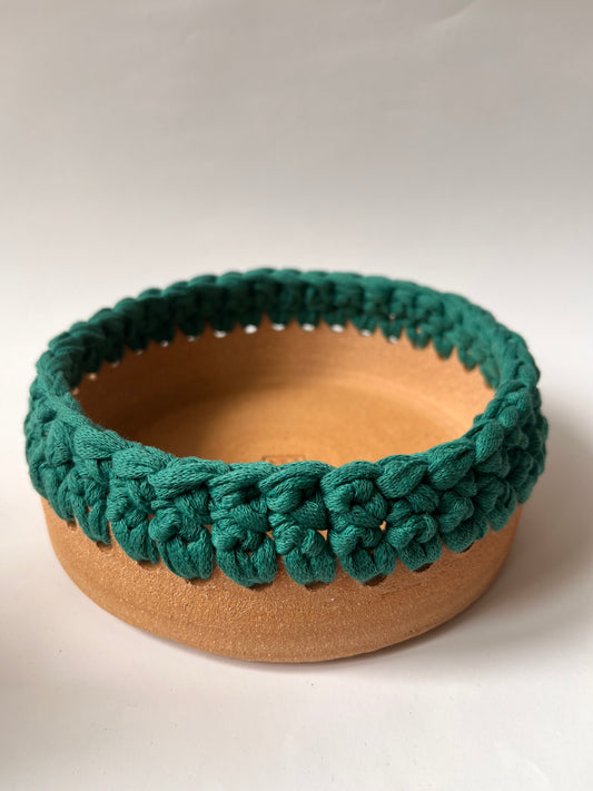 Plat en grès roux avec bordure crochetée émeraude ø17cm
