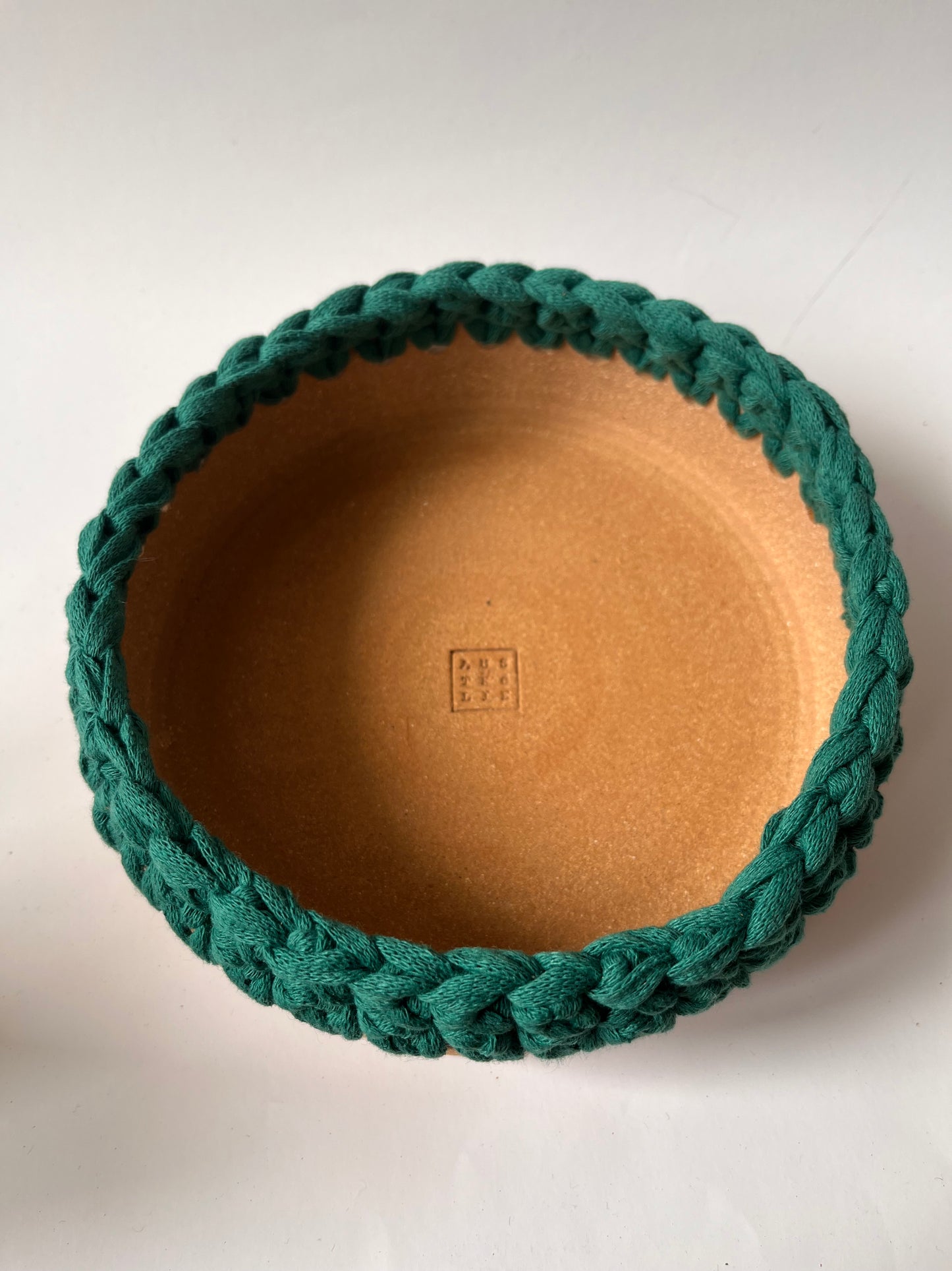 Plat en grès roux avec bordure crochetée émeraude ø17cm