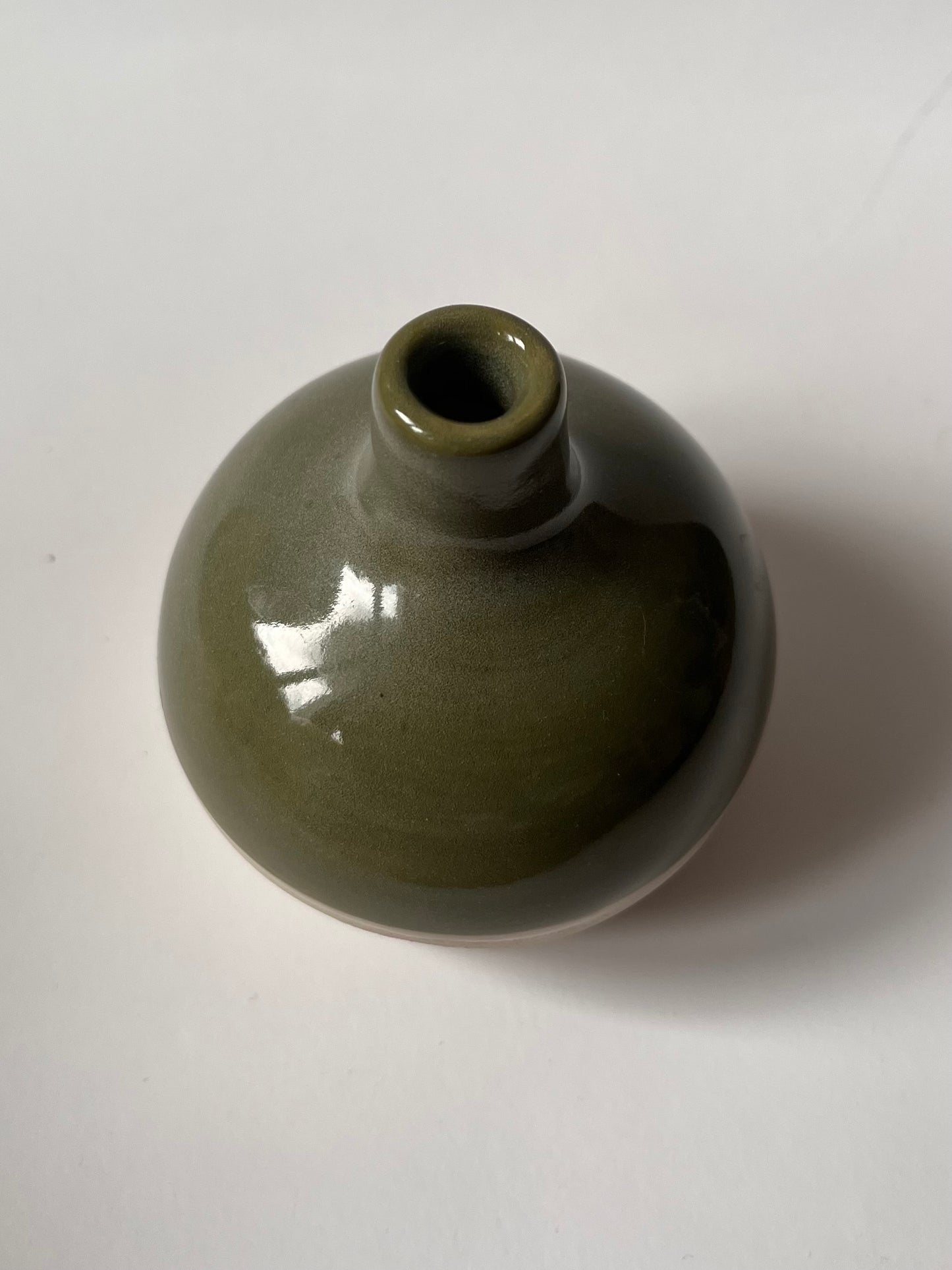Mini vase en grès blanc et émail kaki