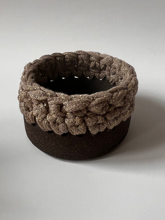 Plat en grès noir avec bordure crochetée sable/fil lurex or ø10cm