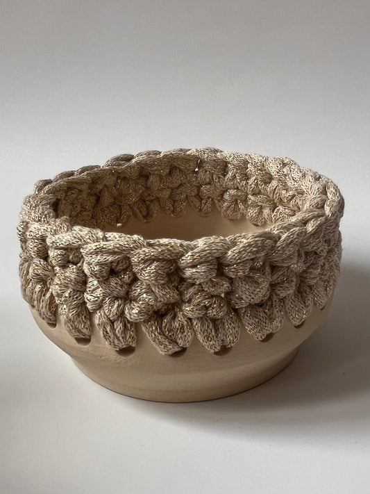 Plat en grès blanc avec bordure crochetée écrue/fil lurex or ø11cm