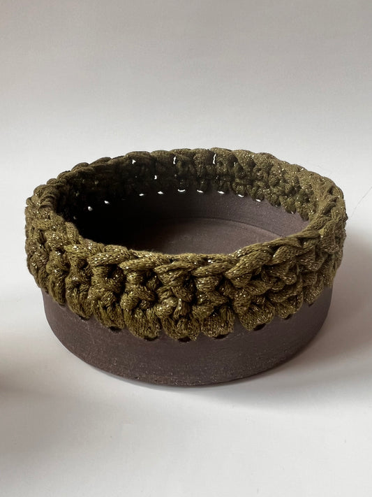 Plat en grès noir avec bordure crochetée kaki/fil lurex or ø15cm