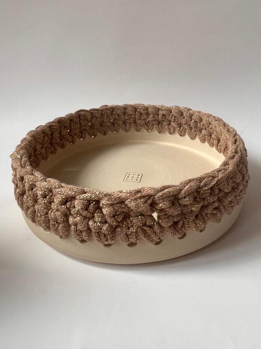 Plat en grès blanc avec bordure crochetée sable/fil lurex or ø18cm