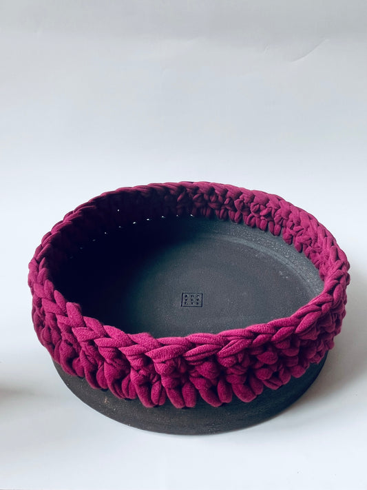 Plat en grès noir avec bordure crochetée prune ¤ 20cm